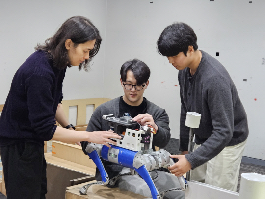 유로보틱스 연구팀이 자율보행 제어기가 탑재된 사족보행로봇 '드림워커'를 테스트하고 있다.